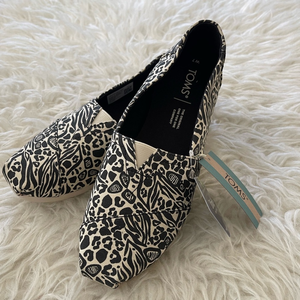 TOMS Women's Black and White Patterned Shoes
